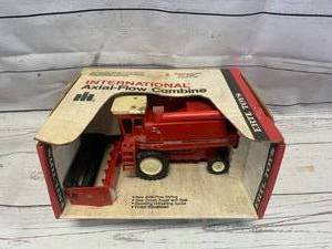 lot 49 image: International Harvester Ertl Combine
