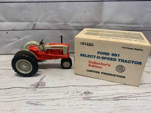 lot 52 image: Ertl Ford 981 Seketo Speed Tractor