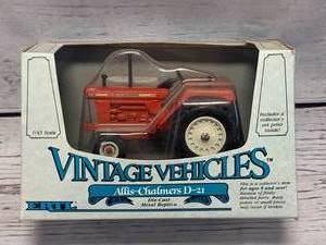 lot 56 image: Vintage Ertl Allis-Chalmer D-21 Tractor