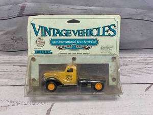 lot 79 image: Ertl 1947 International Semi Cab