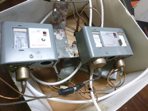 2 Johnson Control Pressure Gauges