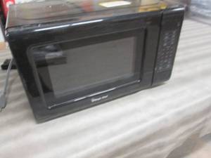 lot 1 image: Magic Chef 0.7 cu. ft. Countertop M...