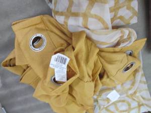 lot 269 image: 4 pc Window Curtain Set Y3...