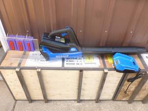 Kobalt 40 volt Blower with battery & charger. Looks new. As shown.