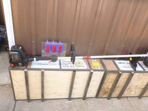 Craftsman 4 cycle weed trimmer. Appears new. Tested & works. As shown.