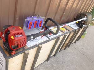 Craftsman 4 cycle weed trimmer. Appears new. Tested & works. As shown.