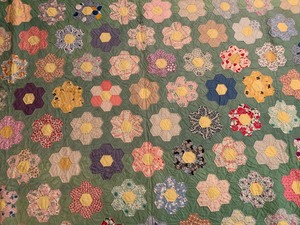 lot 6 image: Vintage Hand Sewn Quilt