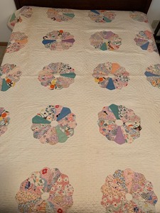 lot 7 image: Vintage Hand Sewn Quilt