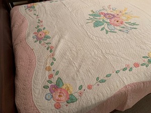 lot 9 image: Vintage Hand-Sewn Quilt