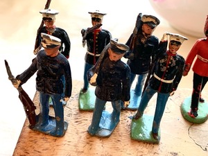 lot 18 image: Lot of 13 Small Vintage Toy Soliders