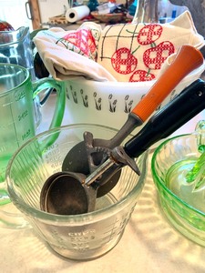 lot 22 image: Fun Lot of Vintage Kitchen Items