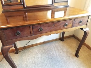 lot 30 image: 1920s Queen Anne Vanity with Bench