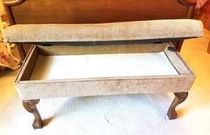 lot 33 image: Upholstered Storage Bench