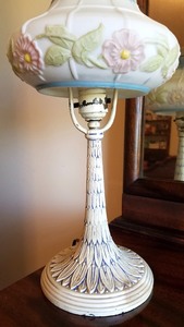 lot 32 image: Vintage Glass Globe Vanity Lamp