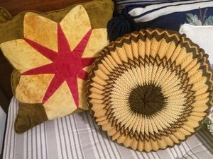 lot 47 image: Lot of 11 Decorative Throw Pillows