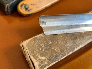 lot 62 image: Vintage straight razors (3)