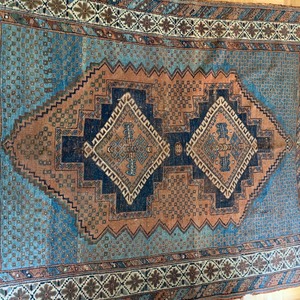 lot 65 image: Small Accent Rug
