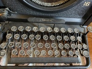 lot 74 image: Vintage Remington Typwriter