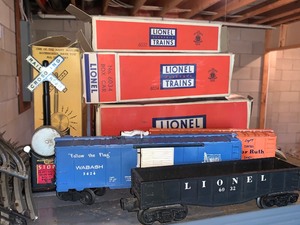 lot 68 image: Vintage Lionel Train Set