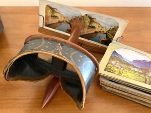 lot 73 image: Vintage Radioptican, Stereoscope and Cards