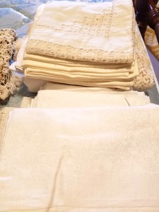 lot 83 image: Lot of Vintage Linens
