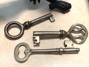 lot 103 image: Small Lot of Vintage Items