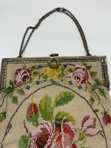 lot 110 image: Large Beaded Antique Purse