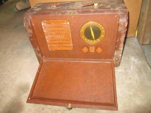 lot 4 image: Antique Emerson Radio & Television ...