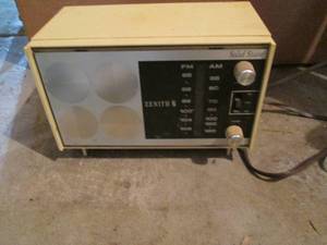 lot 5 image: Vintage Zenith Solid State Radio U...