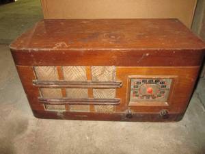 lot 7 image: Musicaire Antique Radio Untested...