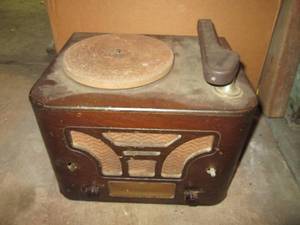 lot 9 image: Antique RCA Turntable Model# U104 ...