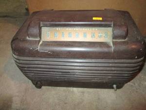 lot 10 image: Antique Radio See Photos Unteste...