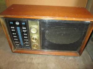 lot 13 image: RCA Vintage Radio Model # 3RC76 Un...