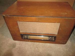 lot 15 image: Coronado Antique Radio Model# 43-63...