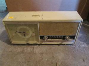 lot 19 image: Montgomery Ward Airline Solid State...