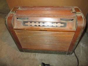 lot 22 image: Philco Vintage Radio See Photos ...
