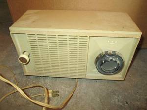 lot 30 image: General Electric Radio Untested...