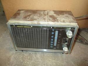 lot 31 image: Antique Zenith Radio Serial# 261811...