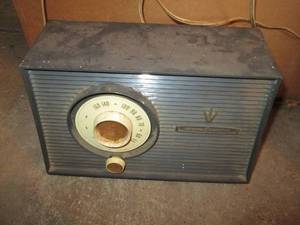 lot 34 image: General Electric Radio Untested...