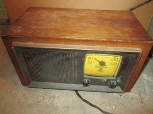 lot 38 image: Gilfillan Antique Radio Model # 56B...