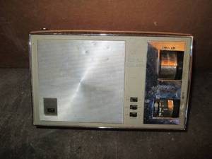 lot 40 image: Lloyds Model# 7N41E Radio Unteste...