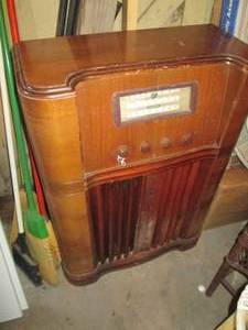 lot 44 image: Coronado Radio Floor Series #1A62 ...