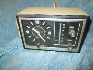 lot 56 image: General Electric Radio Untested...
