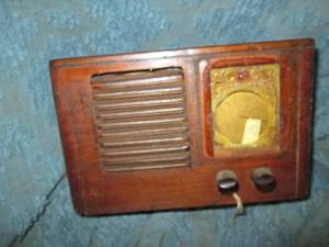 lot 58 image: Unmarked Vintage Radio Untested...