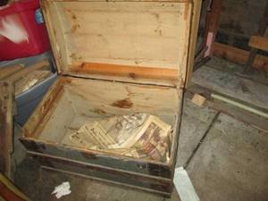 lot 76 image: Vintage Trunk 34 X 20 Good Shape...