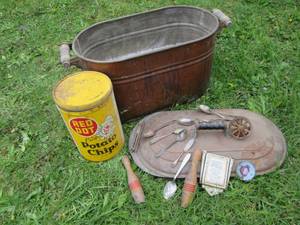 lot 122 image: Vintage Cans, Containers & Dcor...