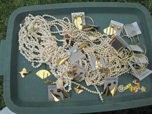 lot 124 image: Jewelry See Photos...