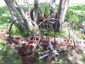 lot 5 image: 3 Wagon Wheels & Garden Dcor Nex...