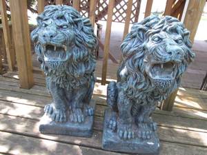 lot 7 image: Solid Concrete Lion Statues 30 Tal...