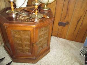 lot 13 image: Wood End Table, 3 Lamps & Globe...